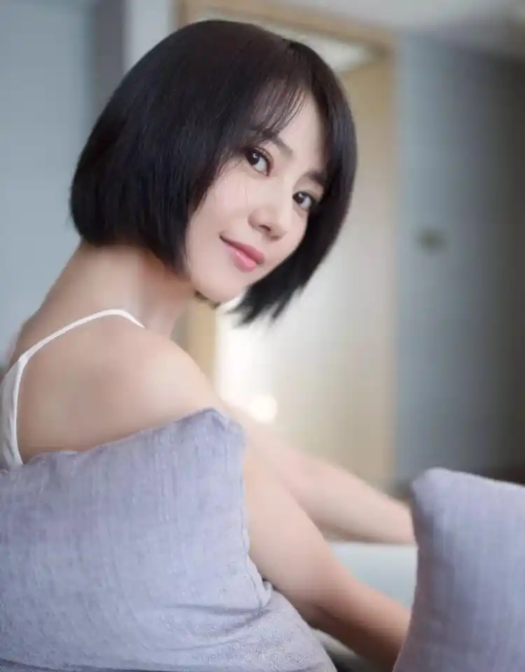 胖脸女生发型选择技巧_改良梨花头修饰脸型_宽脸女生适合的发型