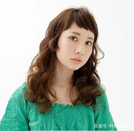 宽脸适合的卷发发型_丰盈卷发修颜刘海_宽脸女生适合的发型