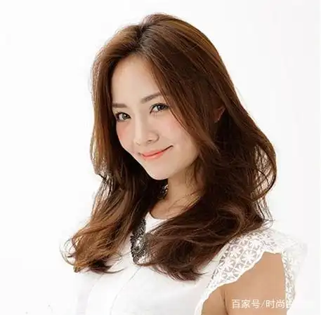 宽脸女生适合的发型_丰盈卷发修颜刘海_宽脸适合的卷发发型